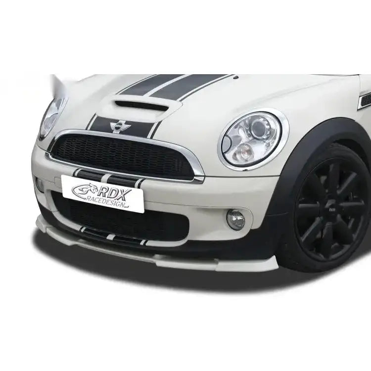 Frontspoiler Mini R56/R57 06-14 Cooper S med sorte dekorstriper og synlig sort grill, sett skrått forfra.