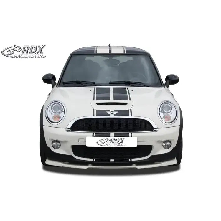 Frontleppe på hvit Mini R56 Cooper S med svarte striper, sort grill og RDX Racedesign-skilt foran.