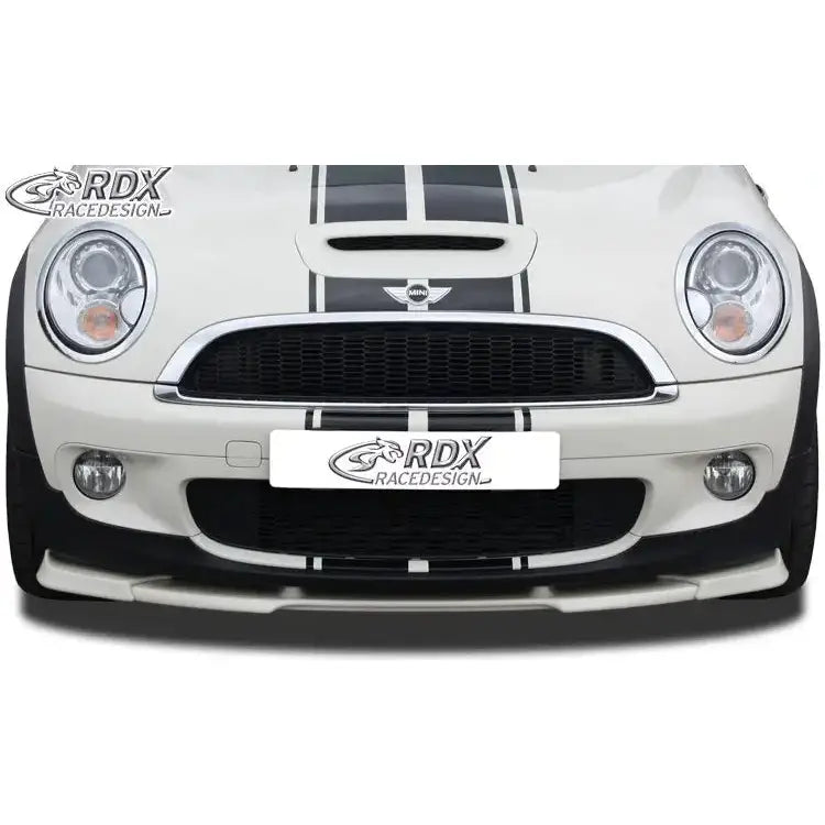 Spoiler til Mini R56/R57 Cooper S, hvit bil med svarte striper og synlig grill sett forfra.