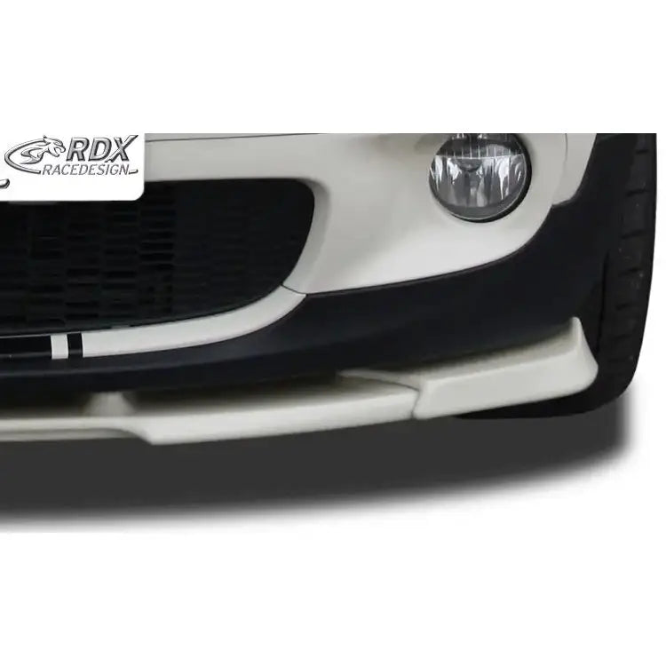 Front splitter på Mini R56/R57 Cooper S, nærbilde av hvit frontleppe og støtfanger.