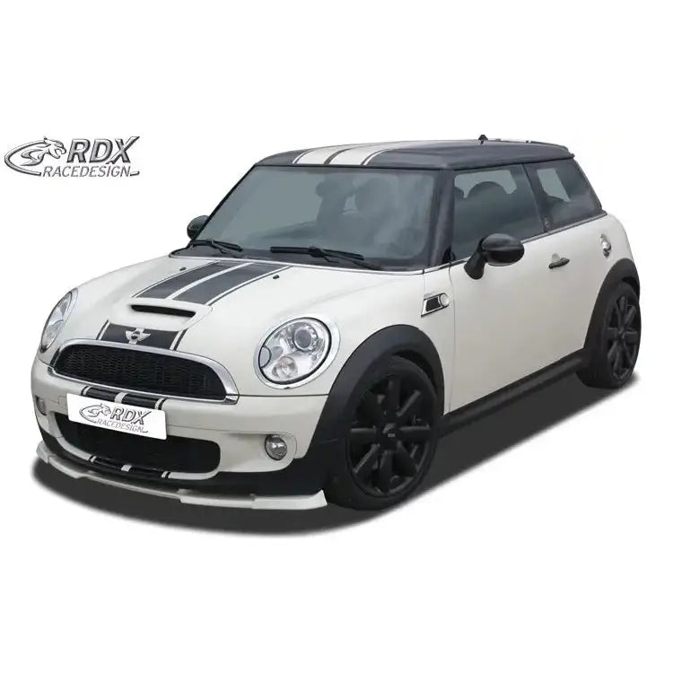 Front lip på hvit Mini R56 Cooper S med svarte felger, panserstriper og lav, sporty frontspoiler.