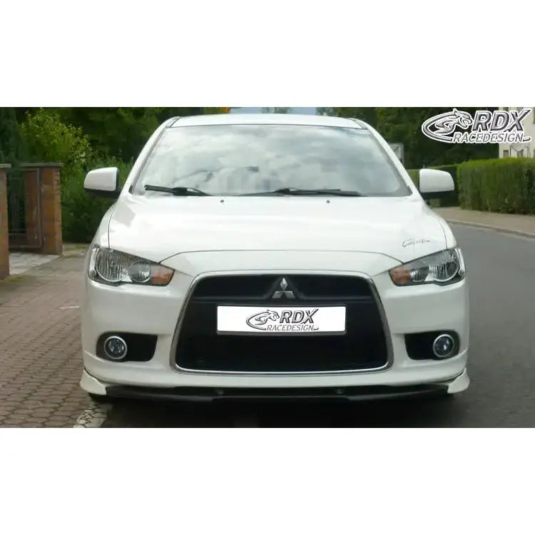 Front lip på Mitsubishi Lancer 08- Sportback, hvit bil med sort grill og RDX RACEDESIGN-logo på skiltet.