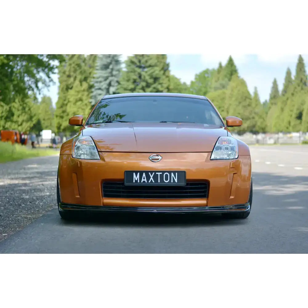 Spoiler på oransje Nissan 350Z sett forfra med svart frontsplitter og skiltet "MAXTON".