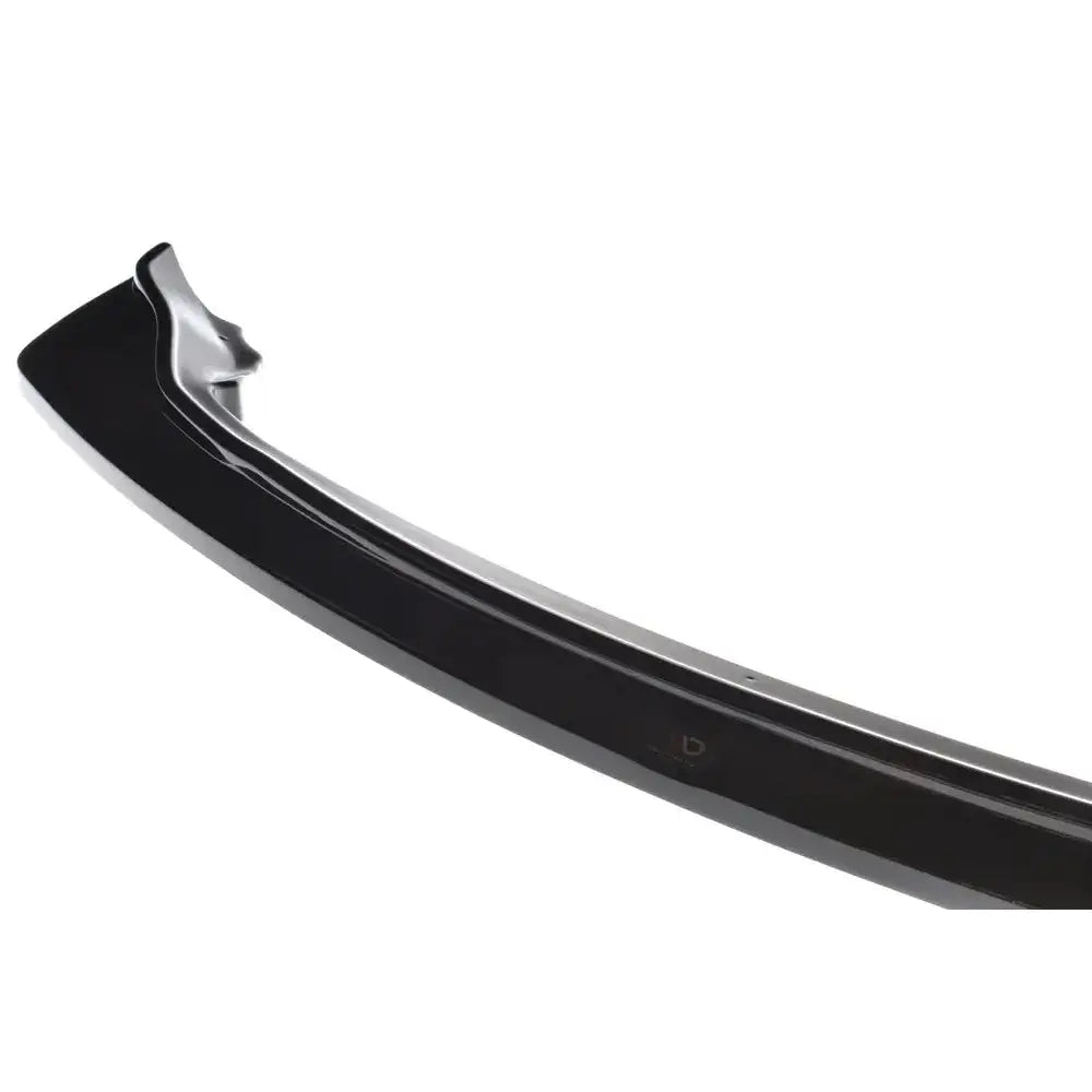 Front lip til Nissan 350Z, sort buet spoiler med kantet detalj, sett fra skrå vinkel mot hvit bakgrunn.