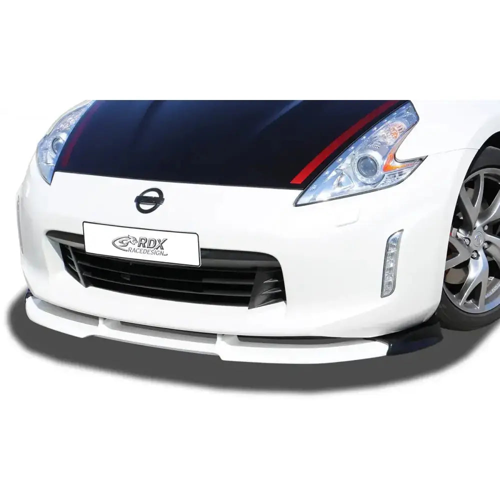Frontspoiler Nissan 370Z 13- i hvitt og svart montert under støtfanger, røde detaljer på panseret.