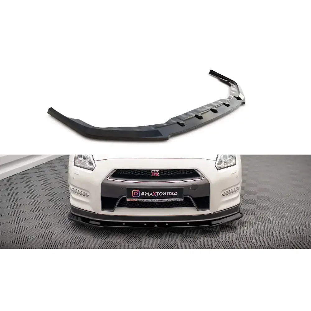 Frontspoiler Nissan GTR R35 Facelift 11-16, sort plast med markerte kanter, vist på hvit bil forfra.