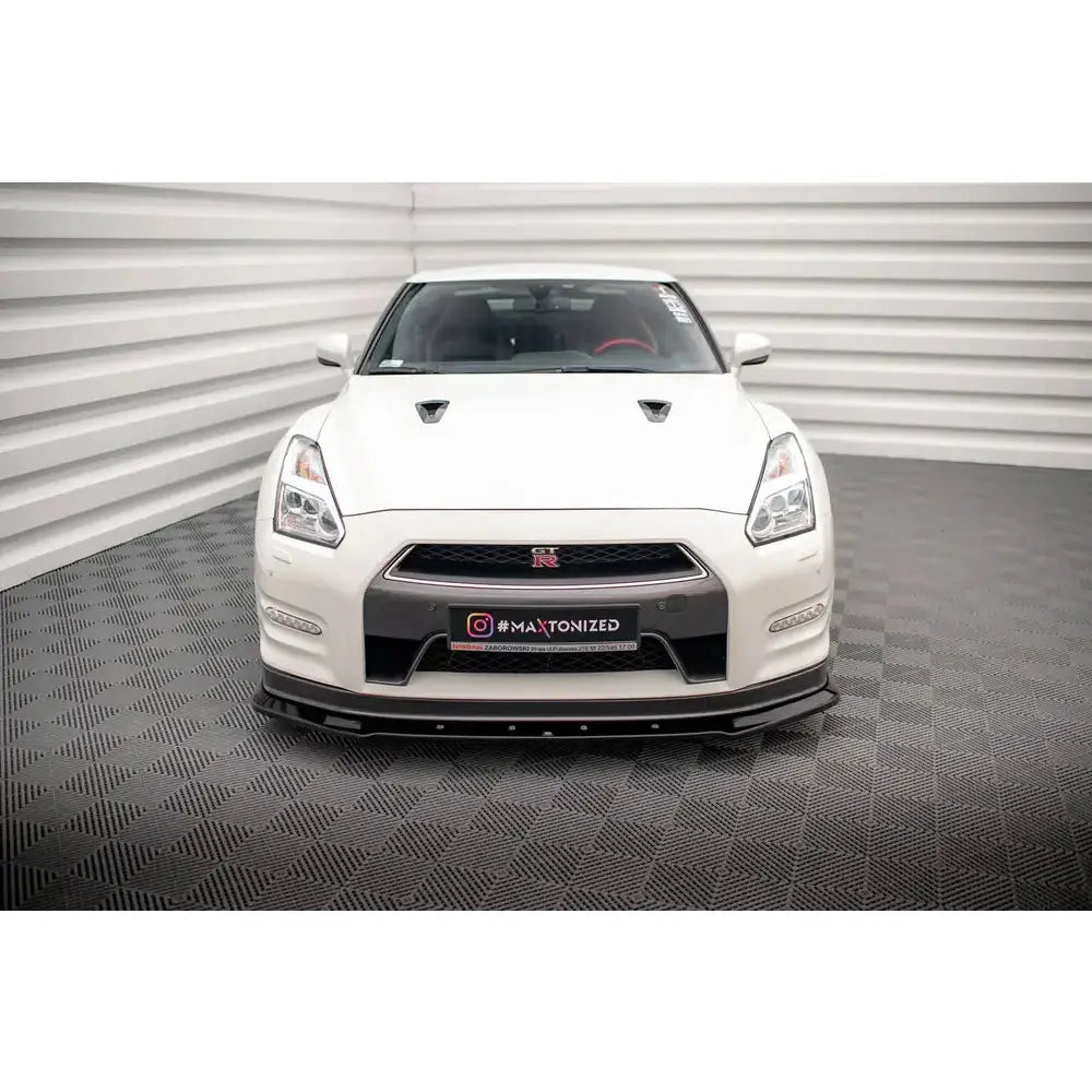 Frontleppe på Nissan GTR R35 Facelift 11-16, hvit bil med svart splitter og røde detaljer, sett forfra.