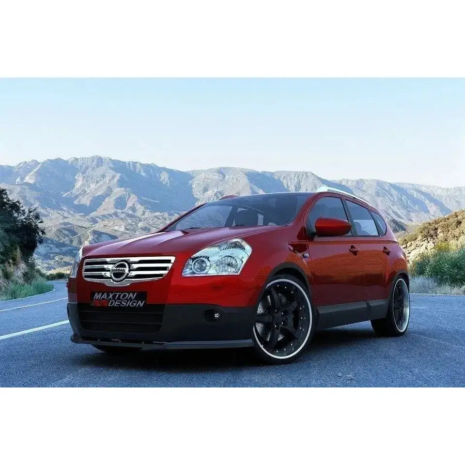 Frontspoiler på rød Nissan Qashqai SUV med sorte felger, fotografert utendørs foran fjell.