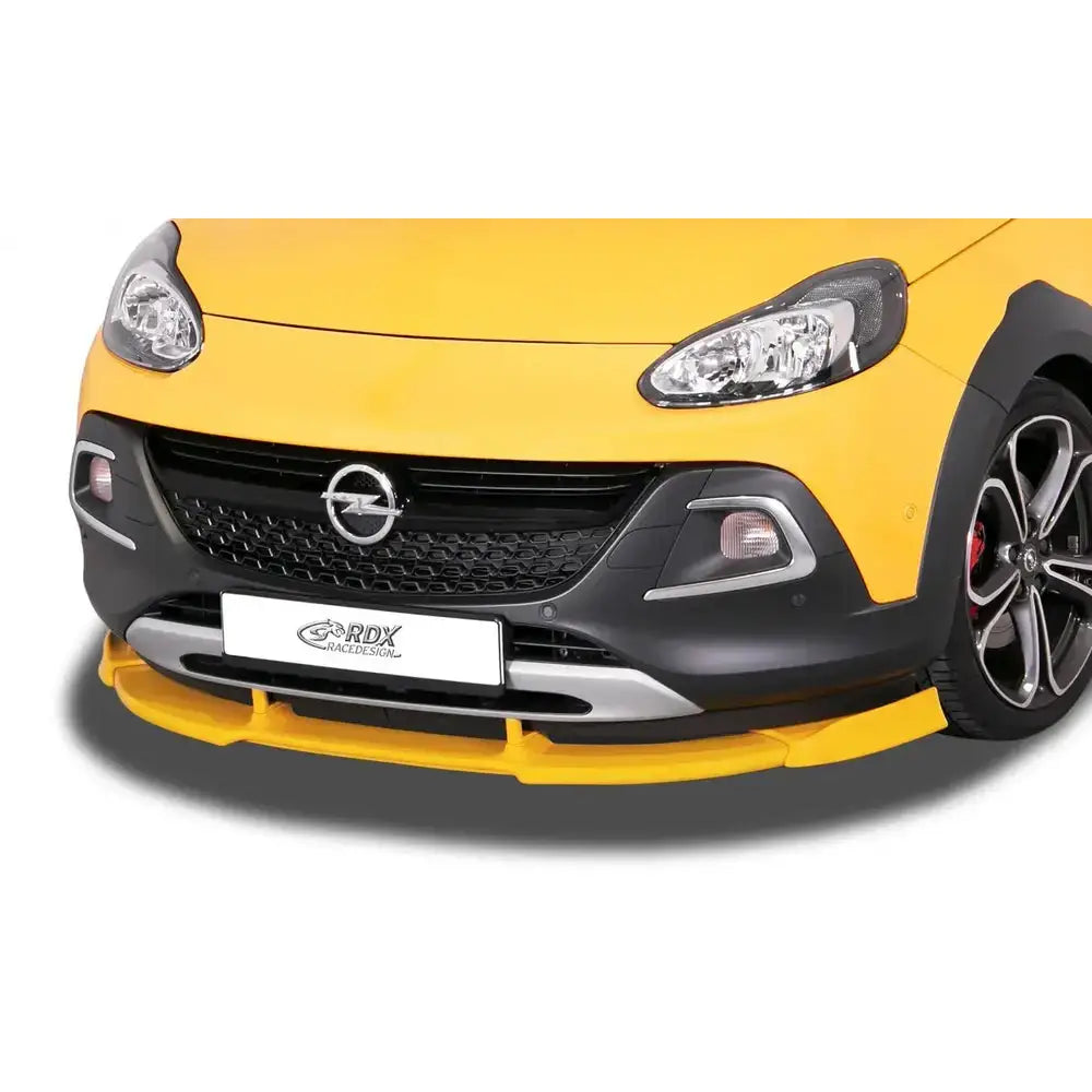 Frontspoiler til Opel Adam S 15-19 i gul farge montert under støtfanger, nærbilde av bilens front.