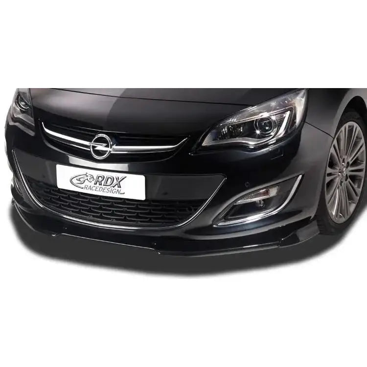 Frontspoiler Opel Astra J 12-15 i sort plast montert under støtfanger, sett rett forfra fra lav vinkel.