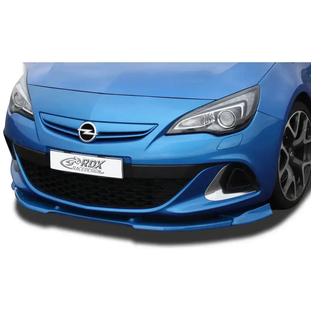 Frontspoiler Opel Astra J OPC blå front med sorte detaljer, sølv rundt tåkelys og hvit bakgrunn.