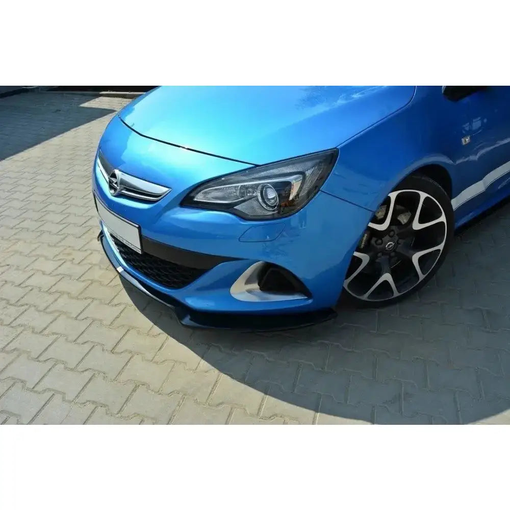 Frontleppe Opel Astra J Opc V.2 på blå bil med svarte og hvite felger, synlig splitter foran.