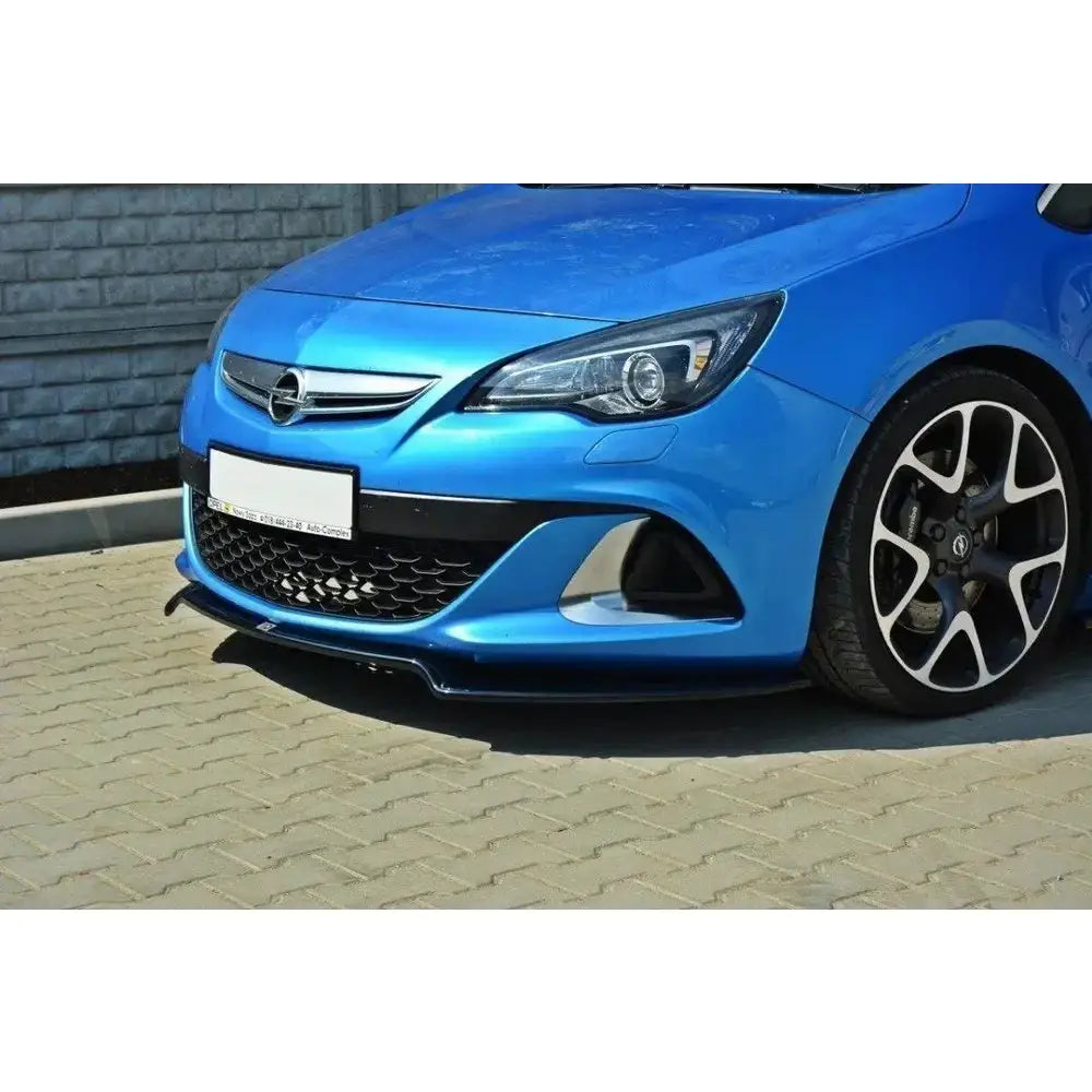 Spoiler på Opel Astra J OPC V.2, svart frontspoiler sett skrått forfra på blå bil med lav bakkeklaring.