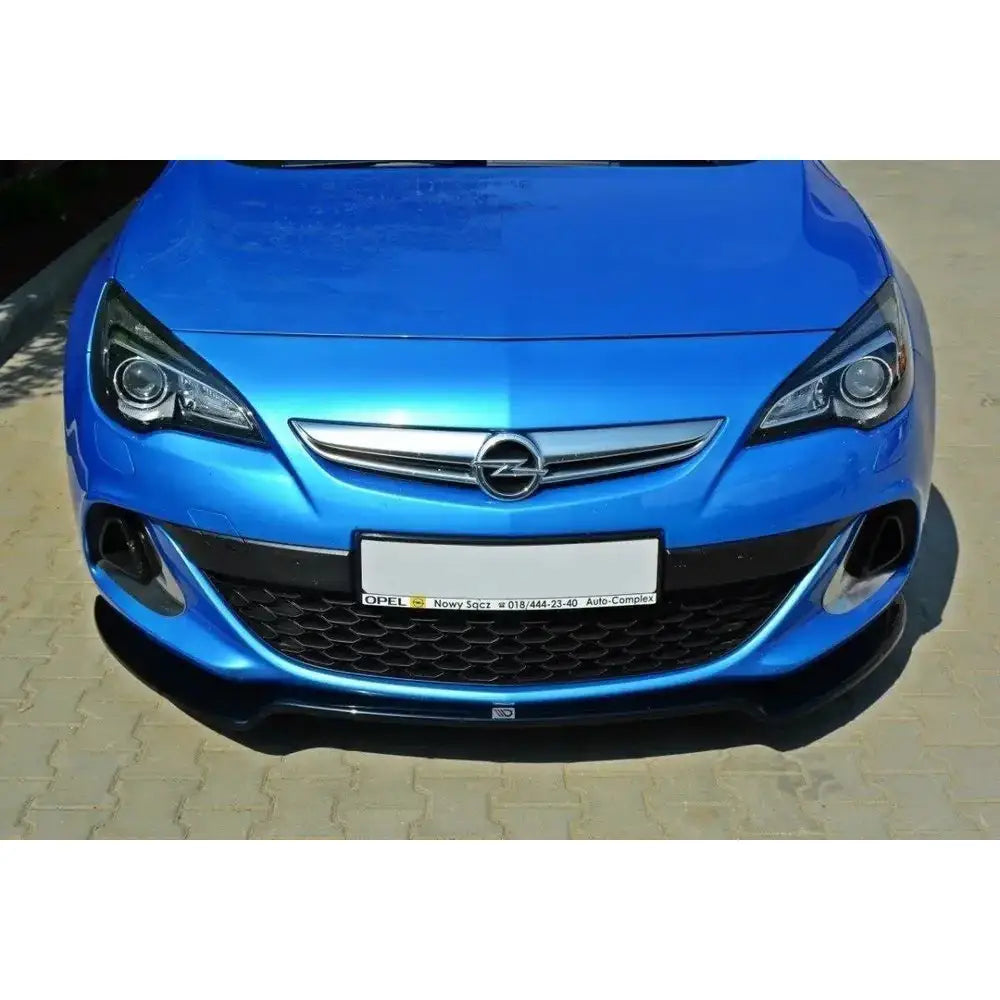 Front splitter på Opel Astra J Opc V.2, blå bil forfra med svart spoiler og blanke detaljer.