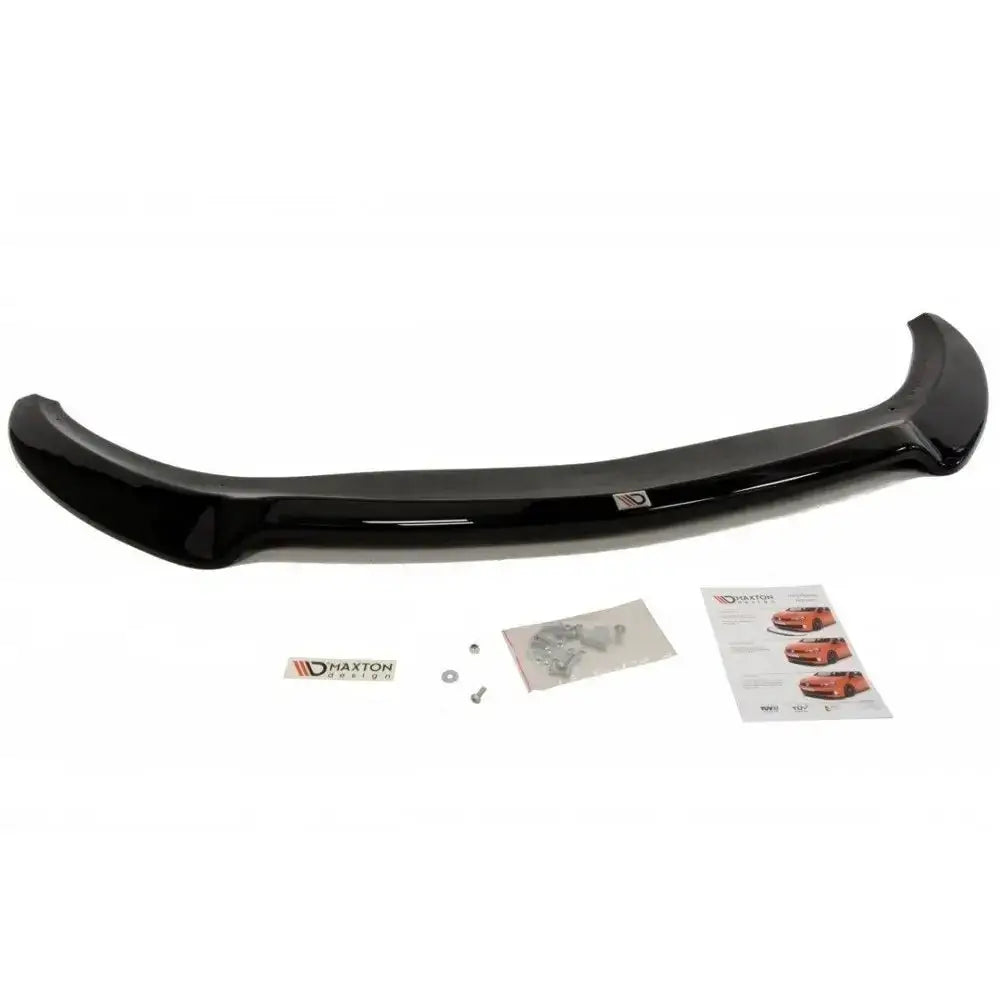 Front lip til Opel Astra J OPC V.2, sort blank spoiler med monteringssett og logoetikett på hvit bakgrunn.