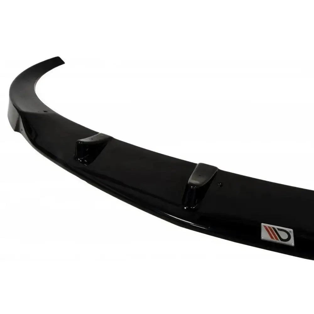 Front splitter for Opel Astra J pre-facelift i sort blank plast med røde logo-striper, sett skrått.