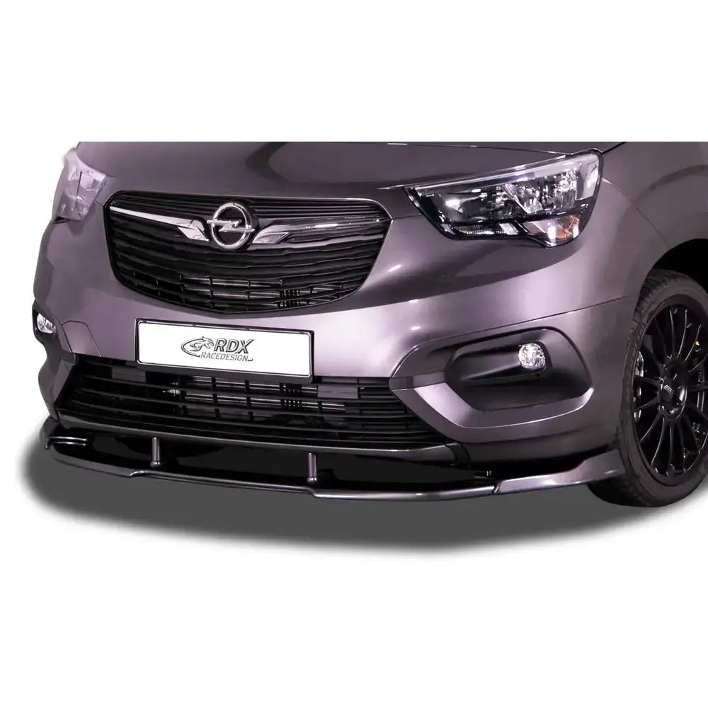 Frontspoiler til Opel Combo Life/Cargo 18- i svart plast, montert på grå bil med synlig grill og tåkelykter.