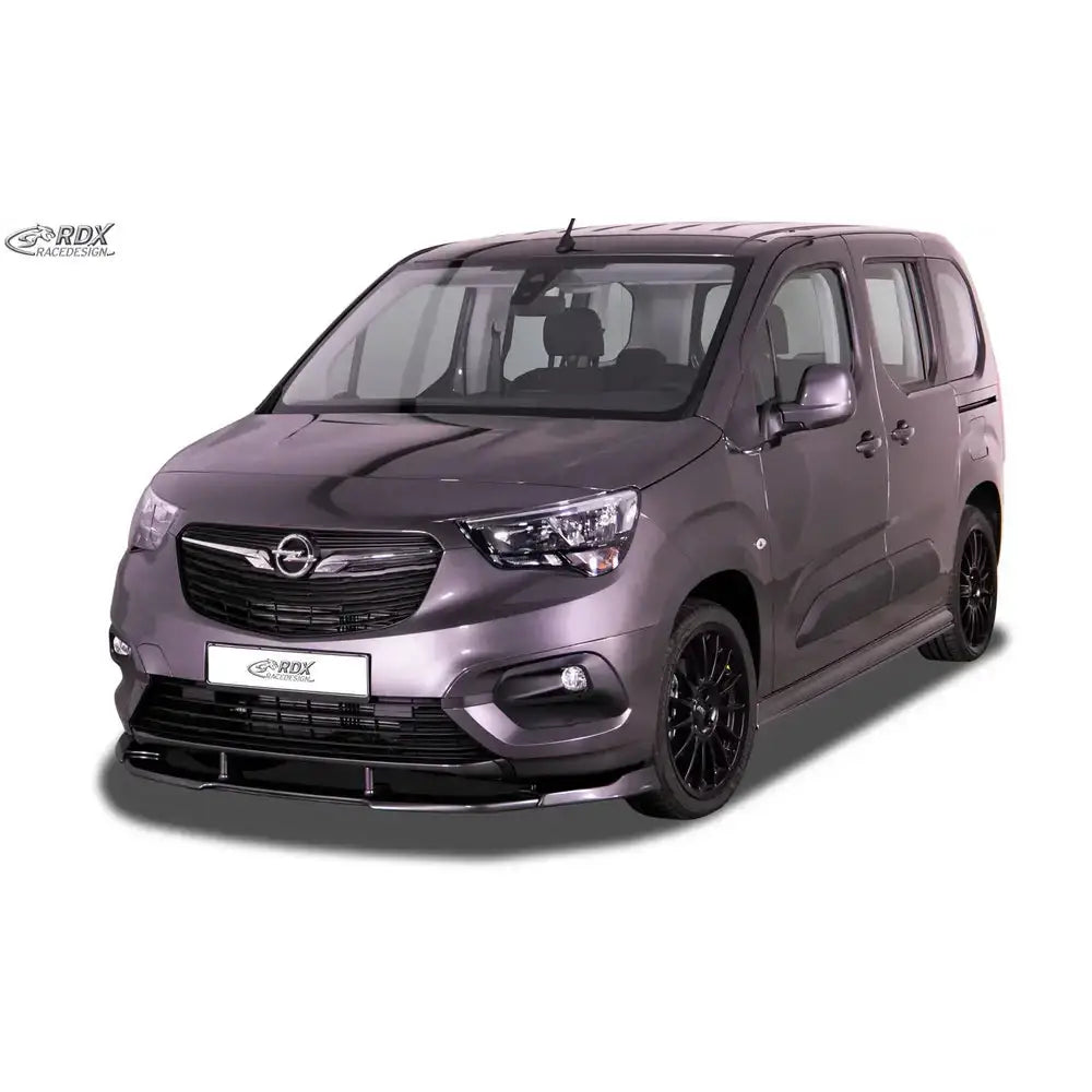 Frontleppe på Opel Combo Life med svarte felger og sportslig design sett skrått forfra.
