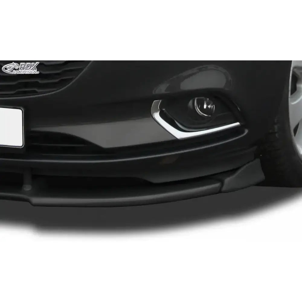 Front lip på Opel Corsa E med svart spoiler, RDX-logo på grillen og kromdetaljer ved tåkelyset.