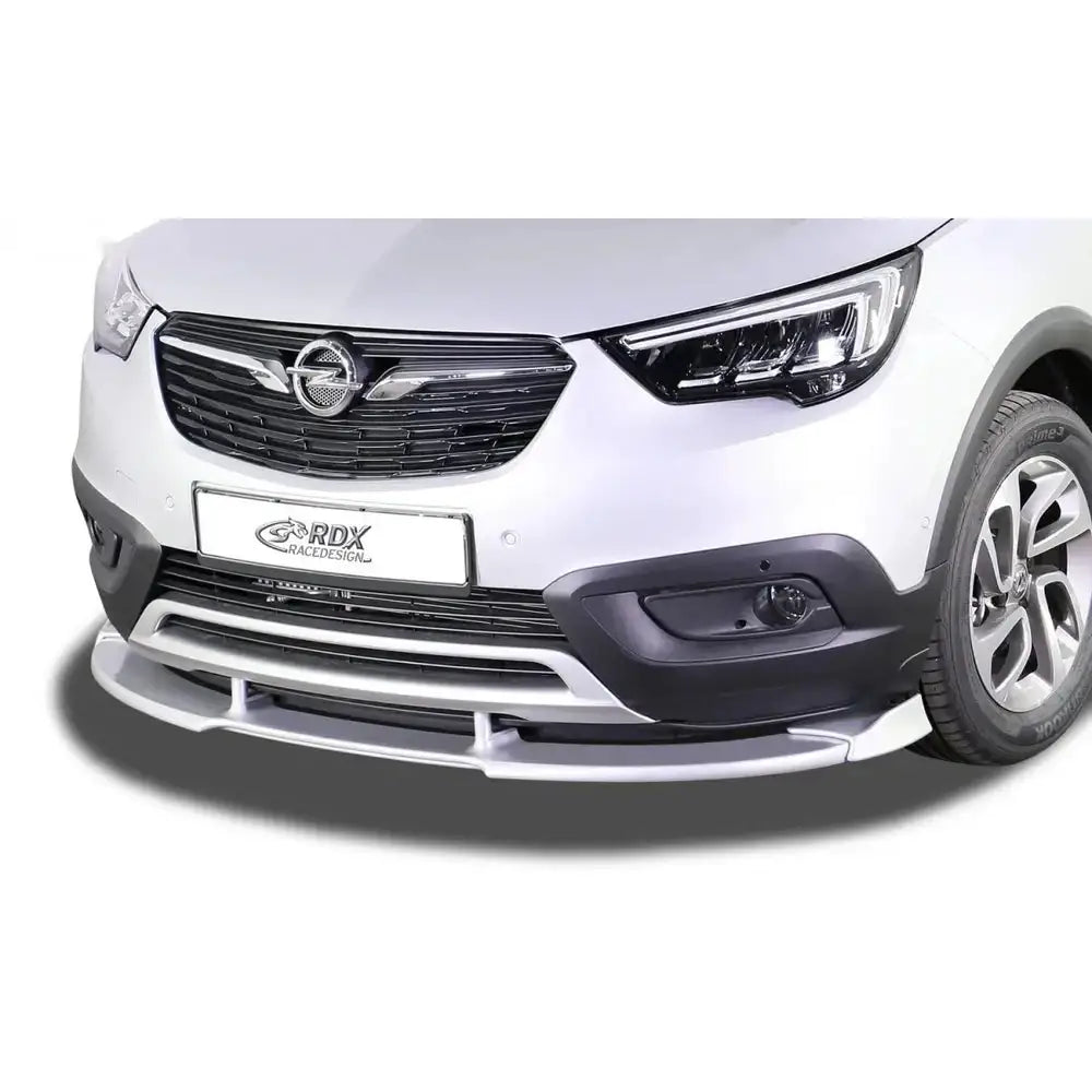 Frontspoiler til Opel Crossland X 17-, hvit spoiler montert under fronten med svart grill og kromdetaljer.