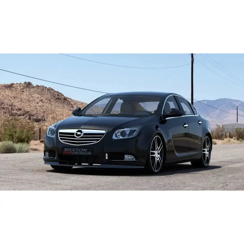 Frontspoiler Opel Insignia Mk1 Preface montert på svart sedan med sportslige felger, parkert utendørs.