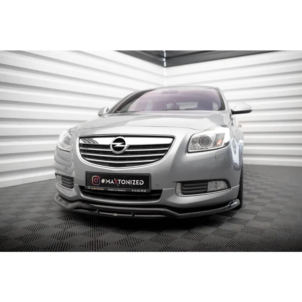 Frontleppe på Opel Insignia OPC-Line Mk1 med sort splitter og kromdetaljer på grillen.