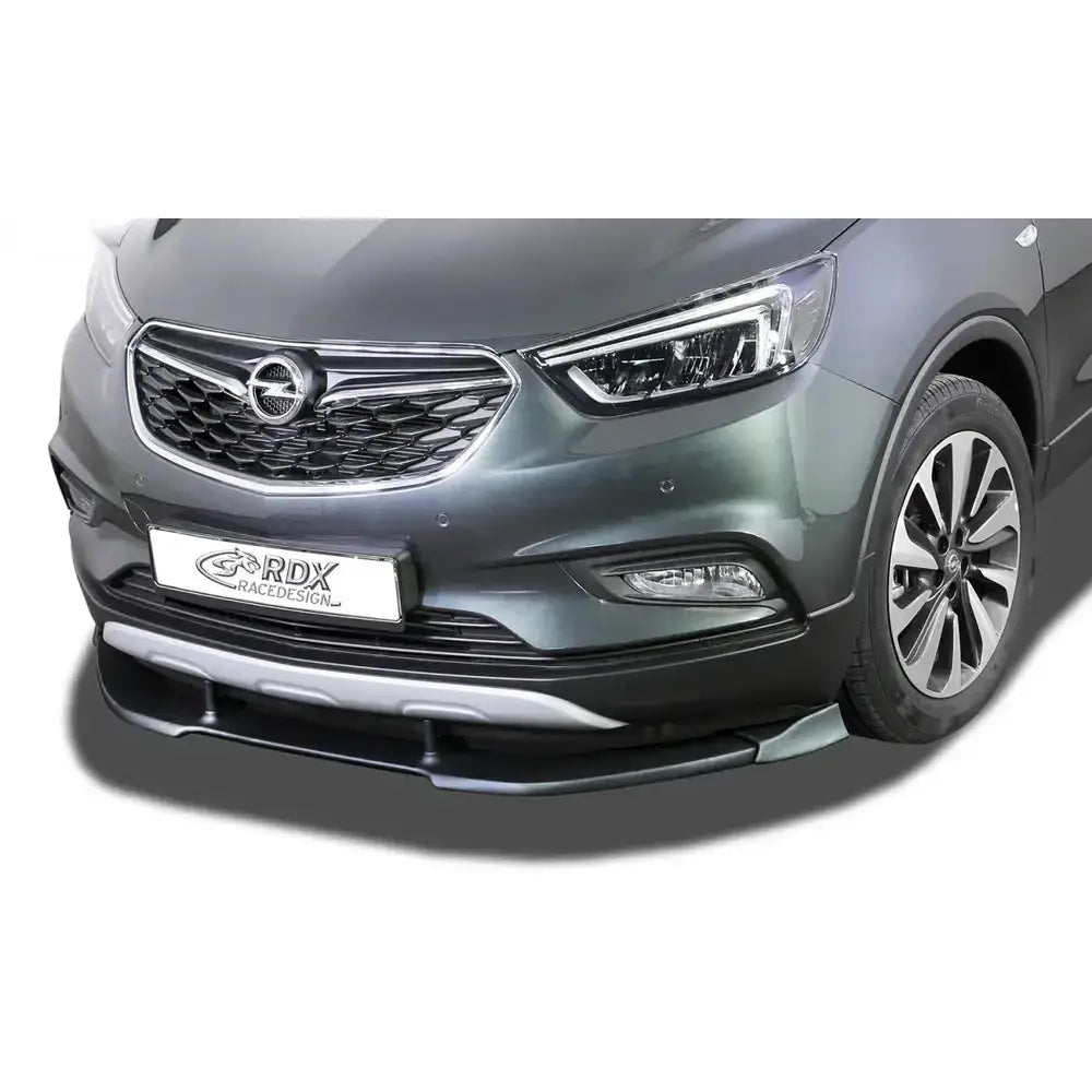 Frontspoiler Opel Mokka X med svart design og sølvdetaljer, montert på grå bil med LED-frontlykter.