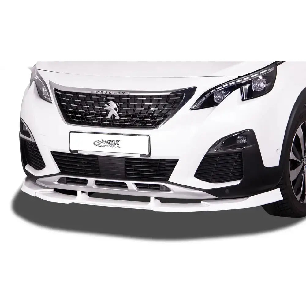 Frontspoiler Peugeot 5008 17-20 montert på hvit bil med sportslig design og markante luftåpninger.