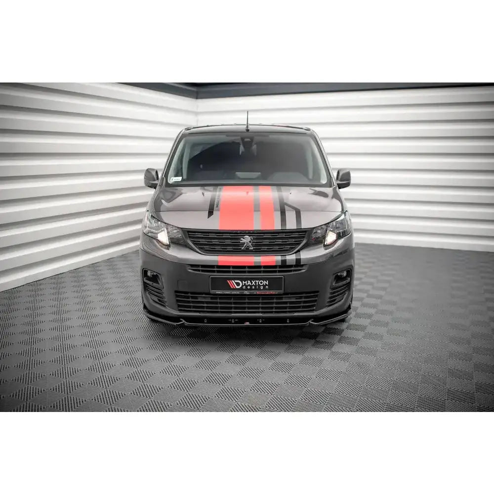 Frontleppe på Peugeot Partner Mk3 med røde og svarte striper, sett forfra på mønstrete gulv.