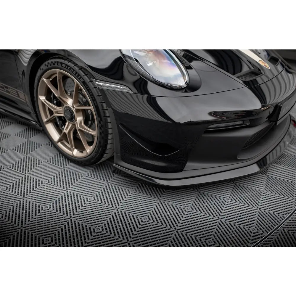 Frontleppe på Porsche 911 992 GT3 V.2 med sorte detaljer og bronsefargede aluminiumsfelger.