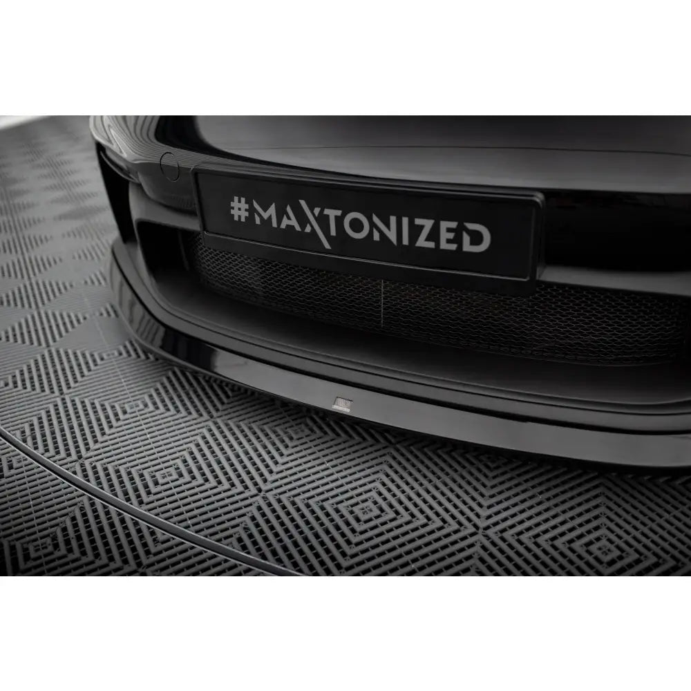 Spoiler til Porsche 911 992 GT3 i sort glanset finish, sett skrått forfra med skiltet #MAXTONIZED.