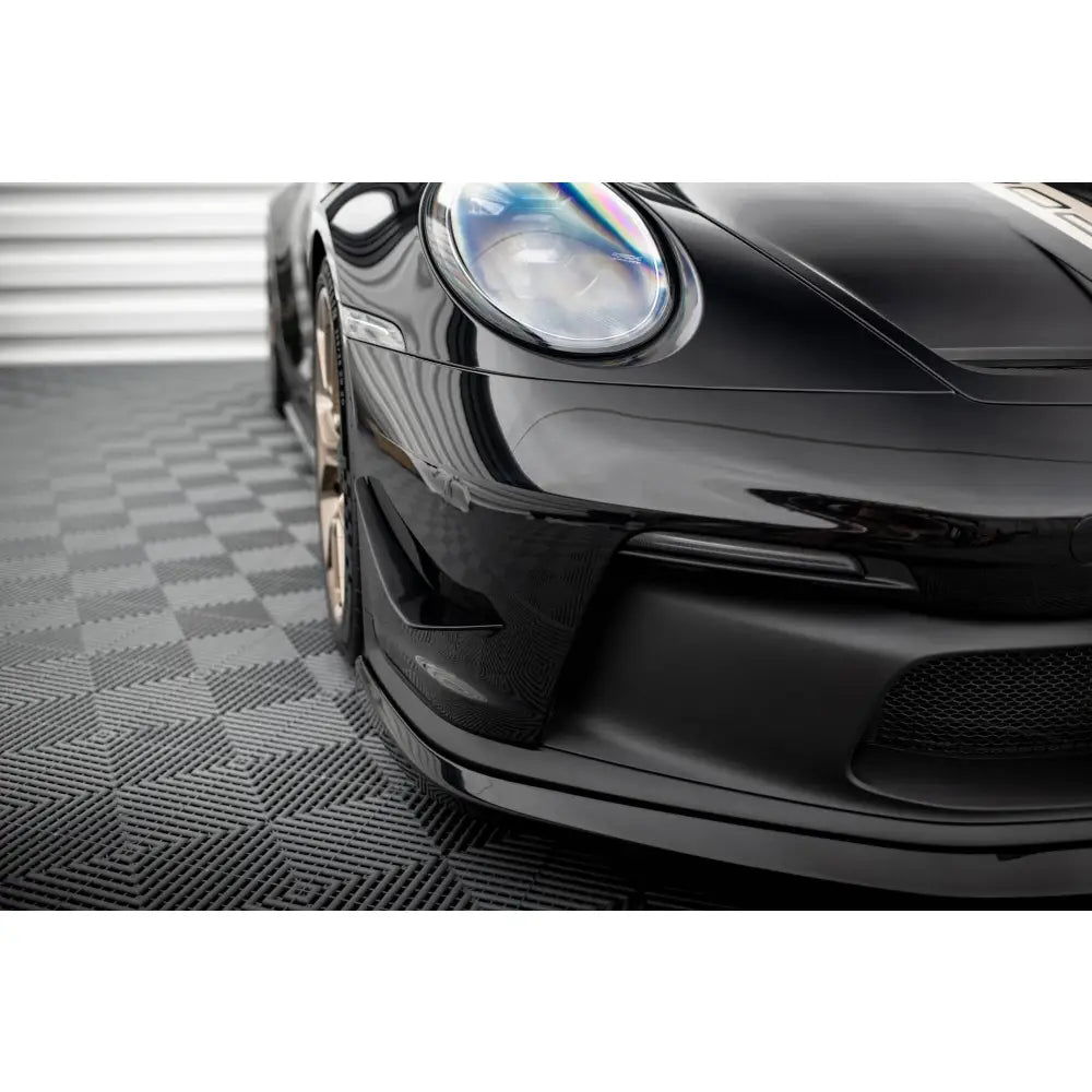 Front lip på Porsche 911 992 GT3 V.2 med karbonfiberdetaljer, gullfelger og blank svart lakk.