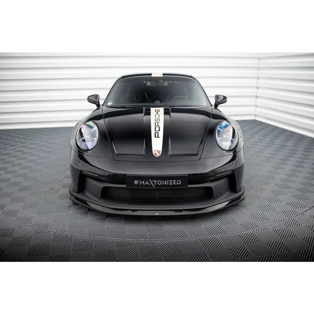 Front lip på Porsche 911 992 GT3, sort bil med hvit stripe og Porsche-logo, sett forfra.