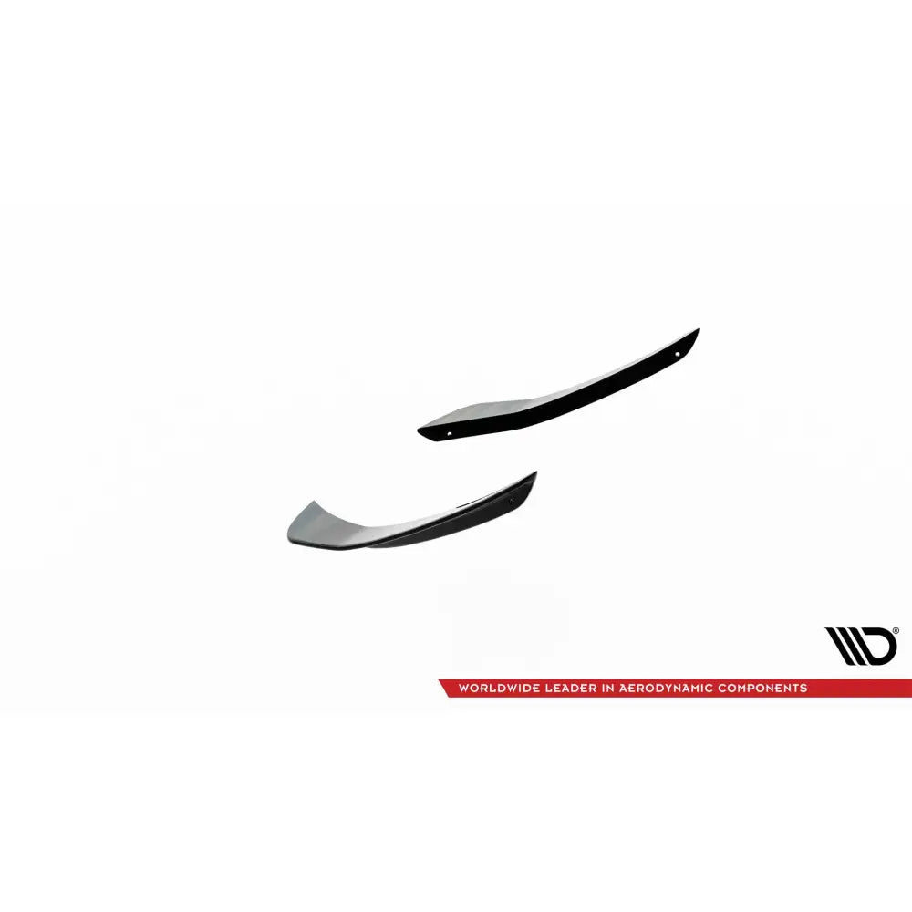Frontspoiler Porsche 911 992 GT3 V.2, to sorte buede deler med monteringshull mot hvit bakgrunn.