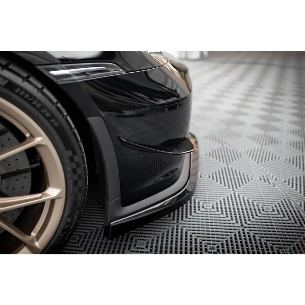 Spoiler på Porsche 911 992 GT3 V.2 med sort lakk, karbonfiber og gullfarget felg sett fra siden.