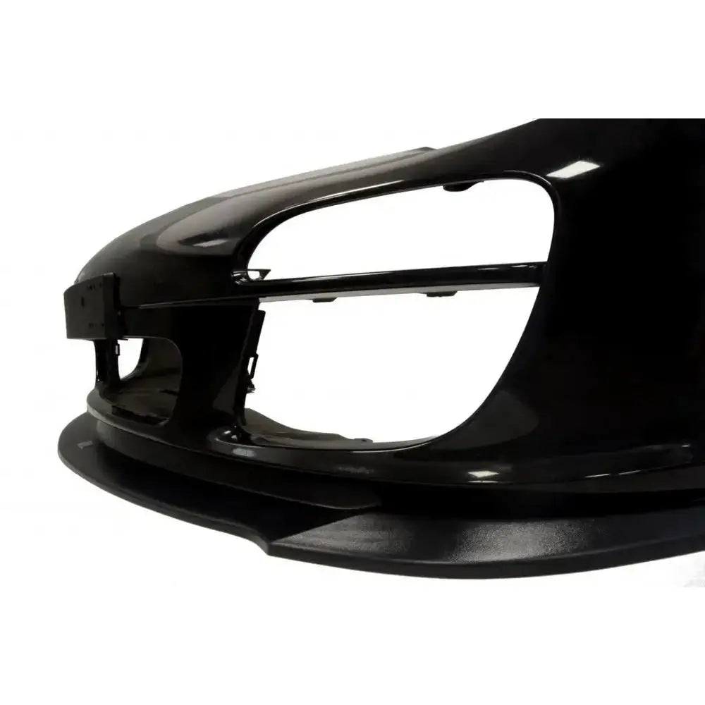 Frontspoiler til Porsche 911 Carrera 997.2 med store åpninger og aerodynamisk design fotografert skrått.