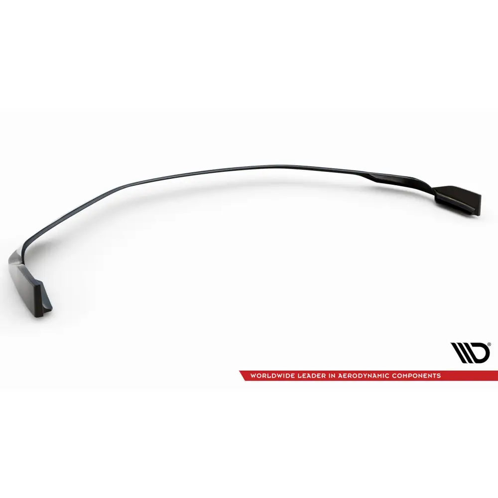 Frontspoiler til Porsche 911 Turbo S 992, sort og buet, avbildet fra skrå vinkel mot hvit bakgrunn.