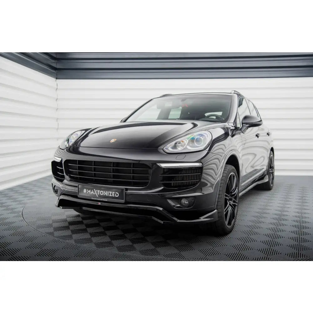 Frontleppe på Porsche Cayenne Mk2 Facelift, sort SUV vist forfra med store luftinntak og skinnende lakk.