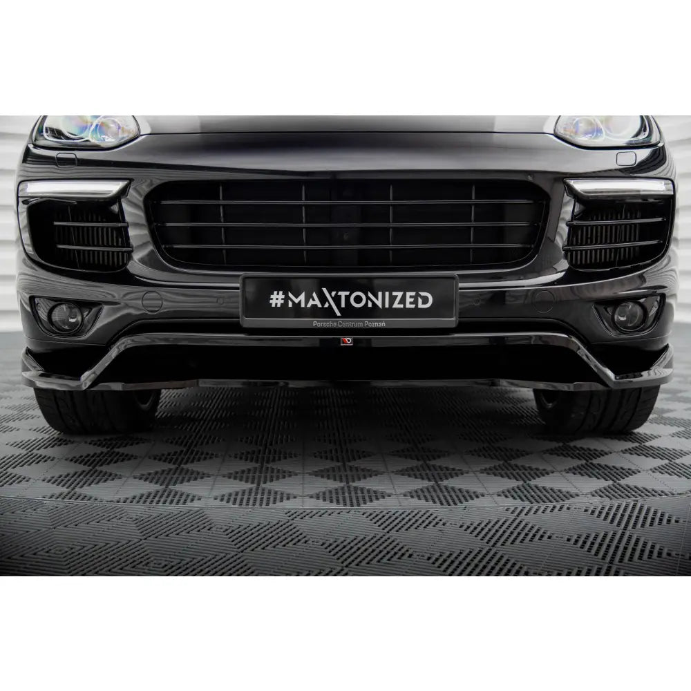 Spoiler på Porsche Cayenne Mk2 Facelift sett forfra med sort grill og blanke detaljer.