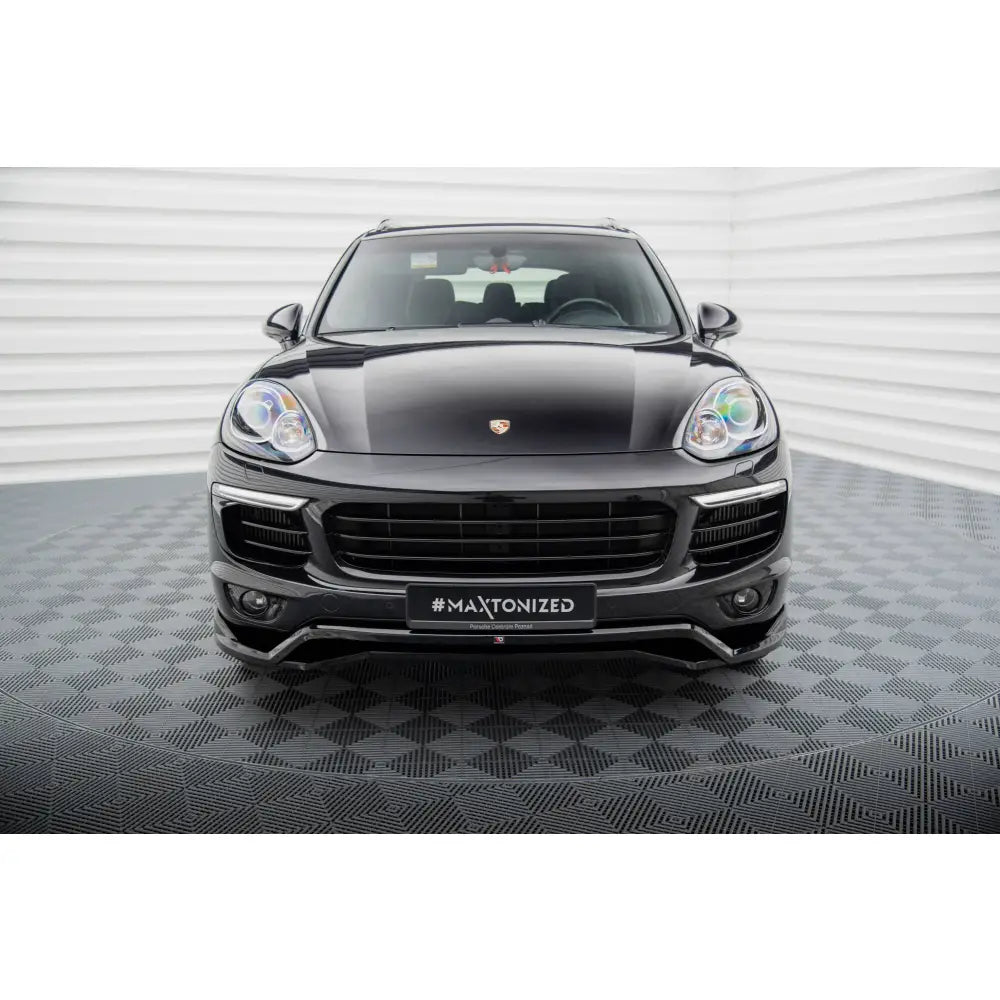 Front splitter på Porsche Cayenne Mk2 Facelift sett forfra med sort grill og frontlykter.