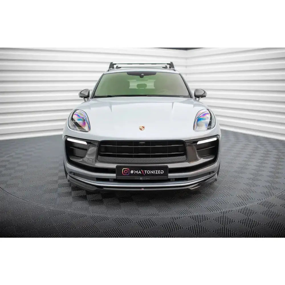 Front splitter på Porsche Macan Mk1 Facelift 2 SUV med svarte detaljer og takstativ sett forfra.