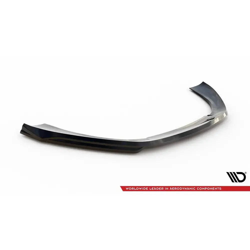 Front lip Porsche Macan Mk1 Facelift 2 i sort blank plast med markante vinkler, sett skrått ovenfra.