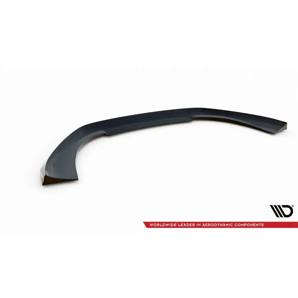 Frontspoiler til Porsche Macan Mk1 Facelift 2, svart plast med rød tekststripe, sett fra skrå vinkel.