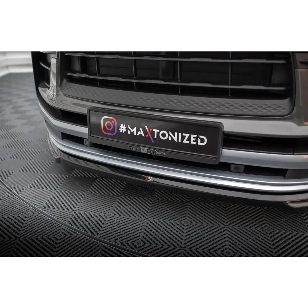 Frontleppe til Porsche Macan Mk1 Facelift 2 i svart og sølv under støtfanger med #MAXTONIZED skiltplate.