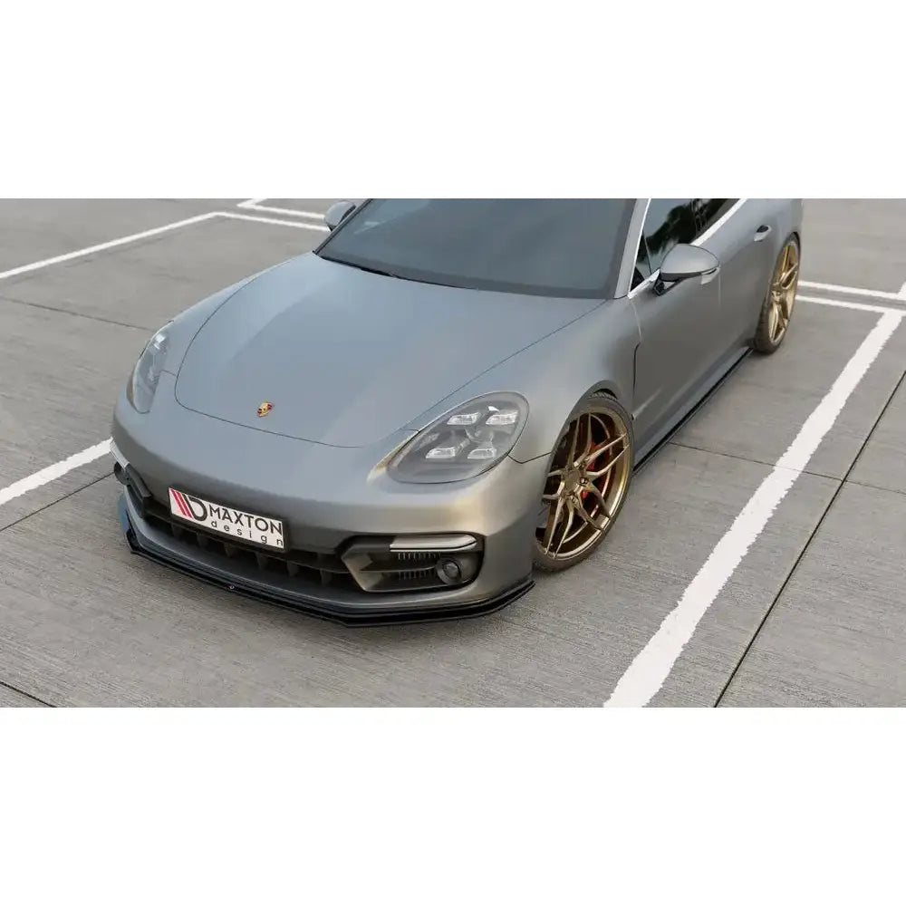 Front splitter på Porsche Panamera Turbo 971 med gulldekkfelger og Maxton Design-logo på skiltet.