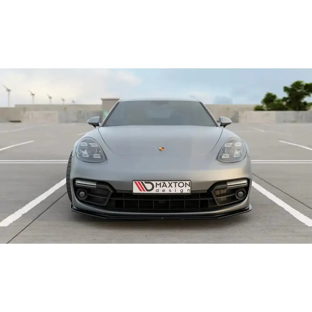 Frontleppe på Porsche Panamera Turbo 971, matt grå, med svarte detaljer og Maxton Design-skilt.