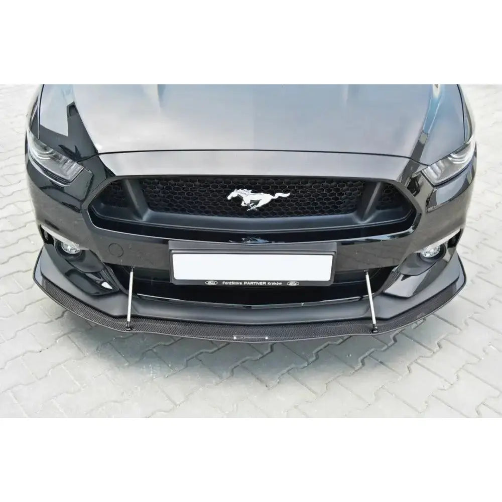Frontleppe Ford Mustang Mk6 Racing ABS GT med karbonfiber-look og metallstøtter, sett forfra.