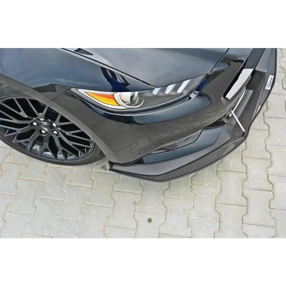 Front splitter på Ford Mustang Mk6 Racing ABS GT med karbonfiberfinish, synlig felg og støttestag.