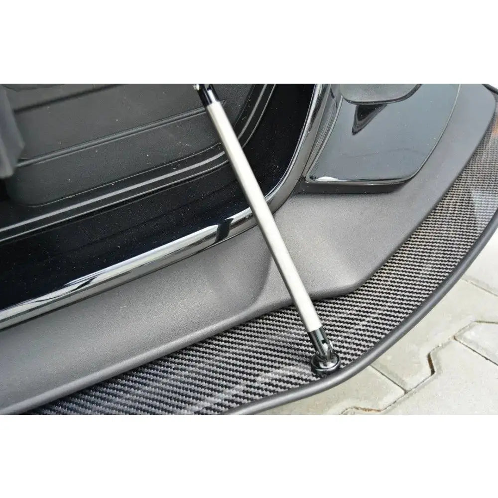 Front lip på Ford Mustang Mk6 Racing ABS GT med synlig gassdemper og karbonfiber-detalj.