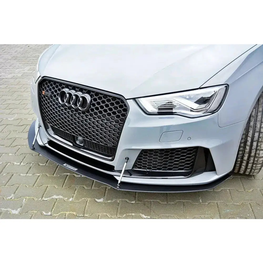 Spoiler Audi RS3 8V Sportback racing frontspoiler med sort grill og metallstøttestenger sett skrått forfra.